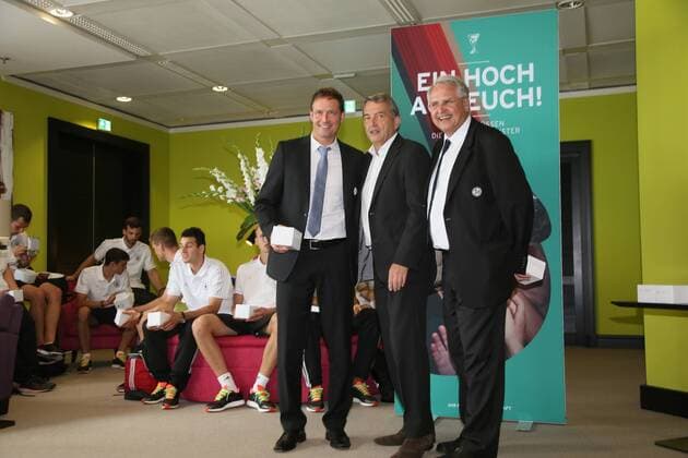 Trainer Markus Sorg mit DFB-Präsident Wolfgang Niersbach - Empfang der Deutschen U-19 Nationalmannschaft nach dem Europameistertitel am Frankfurter Flughafen