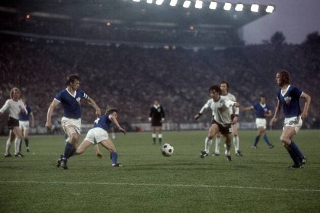 WM 1974 DDR gegen BR Deutschland - Gerd Müller gegen v.li.: Bernd Bransch, Konrad Weise und Hans Jürgen Kreische