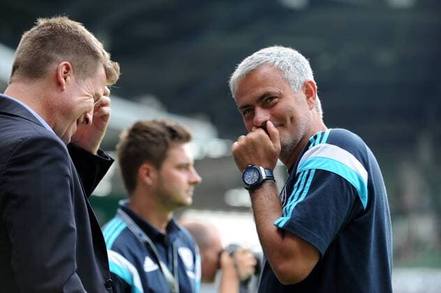 Jose Mourinho, Trainer FC Chelsea, rechts, amüsiert sich mit Steve Holland, Co-Trainer FC Chelsea, links, vor dem Freundschaftsspiel gegen den SV Werder Bremen am Tag der Fans 2014. Werder Bremen vs. FC Chelsea --- 03.08.2014--- Fussball --- 1.Bundesliga vs. Premier League --- Freundschaftsspiel --- Tag der Fans --- Männer --- Weserstadion , EP_SSR