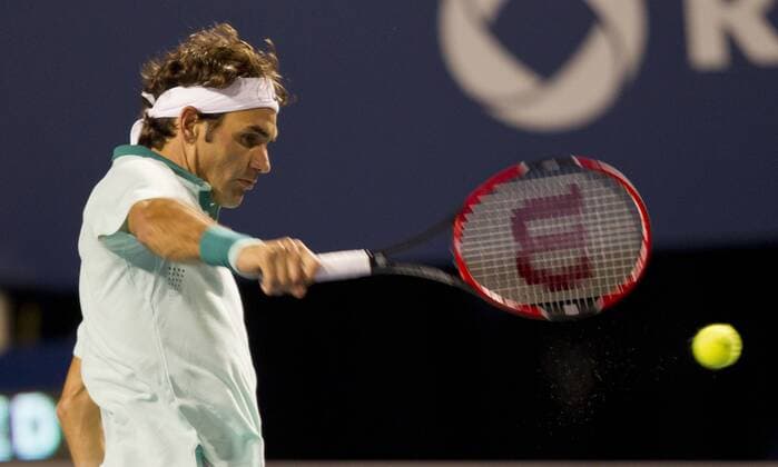 Roger Federer of Switzerland returns the ball during the third round of men s singles at the 2014 Rogers Cup in Toronto, Canada, Aug. 7, 2014. 