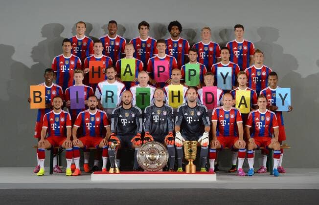 FUSSBALL 1. BUNDESLIGA SAISON 2014 2015 Fototermin beim FC Bayern Muenchen 09.08.2014 Mannschaftsbild mit Happy Birthday Schildern; Holger Badstuber, Jerome Boateng, Javi Martinez, Dante, Bastian Schweinsteiger, Robert Lewandowski (Vierte Reihe v.li.) Claudio Pizarro, Pierre Emile Hojbjerg, Sebastian Rode, Juan Bernat, Thiago Alcantara, Xherdan Shaqiri (Dritte Reihe v.li.) David Alaba, Michell Weiser, Torwarttrainer Toni Tapalovic, Co-Trainer Hermann Gerland, Trainer Pep Guardiola, Co-Trainer Domenec Torrent, Mario Goetze, Julian Green (Zweite Reihe v.li.) Rafinha, Franck Ribery, Torwart Pep Reina, Torwart Manuel Neuer, Torwart Tom Starke, Arjen Robben und Philipp Lahm (Vorn v.li.) Foto: Pressefoto ULMER Axel Grundler xxNOxMODELxRELEASExx 