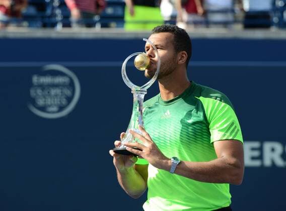 Jo-Wilfried Tsonga (FRA) präsentiert seinen Siegerpokal. Rogers Cup 2014, Toronto, Canada