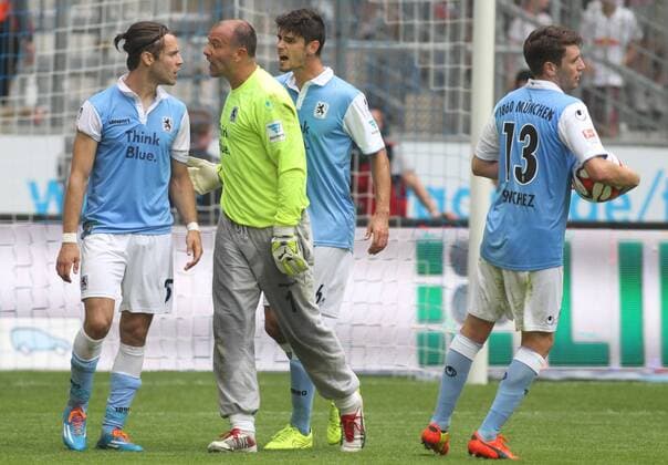 Torwart Gabor Kiraly geht nach dem 2-0 Tor auf Verteidiger Gary Kagelmacher los. Christopher Schindler und Ilie Sanchez (re.) (alle TSV 1860 München) Fussball 2. BL München Allianz Arena 10.08.2014 TSV 1860 München - RB Leipzig