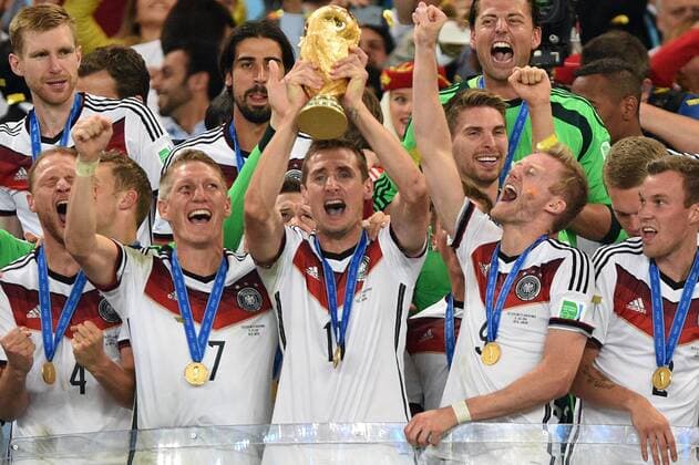 Miroslav KLOSE (GER) mit Pokal,li:Bastian SCHWEINSTEIGER (GER),Benedikt HOEWEDES (HâÄ¦WEDES) (GER).Teamfoto,Team,Mannschaft,Mannschaftsfoto ,Jubel,Freude,Begeisterung,Siegerehrung,Ehrentribuene,Cup,Trophy,Trophaee. Deutschland (GER))-Argentinien (ARG) 1-0 n.V Finale,Final,Spiel 64, am 13.07.2014 in Rio de Janeiro. Fussball Weltmeisterschaft 2014 in Brasilien vom 12.06. - 13.07.2014. Â