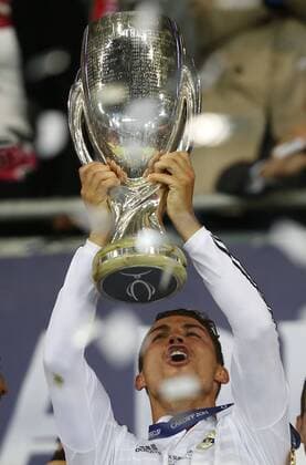 CARDIFF, Aug. 12, 2014 -- Real Madrid s Cristiano Ronaldo lifts the trophy after the UEFA Super Cup match between Real Madrid and Sevilla at Cardiff City Stadium in Cardiff, Britain on Aug. 12, 2014. Real Madrid won the title by beating Sevilla with 2-0. ) (txt) (SP)BRITAIN-CARDIFF-SOCCER-UEFA SUPER CUP-REAL MADRID VS SEVILLA WangxLili 