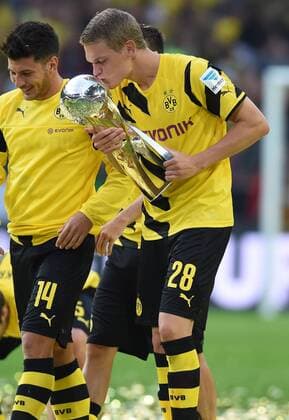 13.08.2014, Fussball, Saison 2014 15, Supercup Finale 2014, Borussia Dortmund - FC Bayern München 2:0, 02 Matthias Ginter (Borussia Dortmund) küsst den Supercup