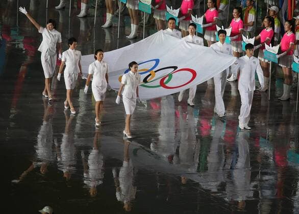 (140816) -- NANJING, Aug. 16, 2014 -- Wu Minxia, Liu Xiang, Ren Cancan, Lei Sheng, Wu Jingyu, Wang Liqin, Zhang Xi and Qiu Jian carry the Olympic flag during the Nanjing 2014 Youth Olympic Games opening ceremony in Nanjing, capital of east China?s Jiangsu Province. )(hhx) (SP)YOG-CHINA-NANJING-OPENING CEREMONY LiaoxYujie 
