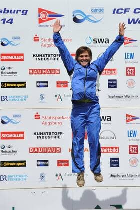Katerina Hoskova, CZE, Siegerehrung Gesamt Welt Cup, Freudensprung, Kanuslalom-Weltcup-Finales, Canoe slalom worldcup final 16.08.14