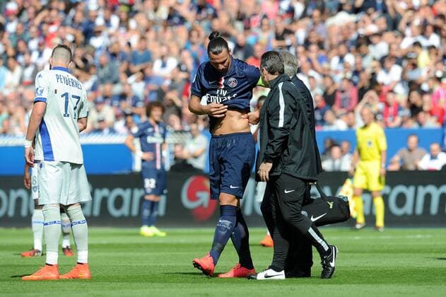 sortie blessure Zlatan Ibrahimovic (PSG) FOOTBALL : PSG vs Bastia - Ligue 1 - 16 08 2014 N.LeGouic FEP Panoramic 