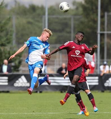 16.08.2014 - Fussball - Saison 2014 2015 - U-17 B-Junioren Bundesliga - 02. Spieltag: 1. FC Nürnberg FCN - TSG Hoffenheim - MaWi - Robin Hack (10, TSG Hoffenheim, links) gegen Ageyemang Diaswusie (7, 1.FC Nürnberg FCN, rechts)