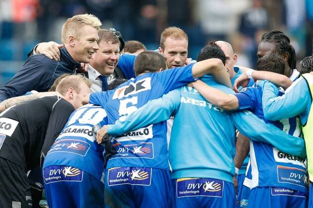 20140817 - GENT, BELGIUM: Gent s head coach Hein Vanhaezebrouck (C L) and Gent s players celebrate after winning the Jupiler Pro League match between KAA Gent and Zulte Waregem, in Gent, Sunday 17 August 2014, on day 4 of the Belgian soccer championship. BRUNOxFAHY 04280392