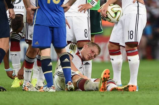 Bastian SCHWEINSTEIGER (GER) liegt nach Foulspiel am Boden,blutende Wunde im Gesicht,Blut,hält sich seinen rechten Unterschenkel,Knie,Schmerzen,Schmerz,verletzt,Verletzung,Aktion. Deutschland (GER))-Argentinien (ARG) 1-0 n.V Finale,Final,Spiel 64, am 13.07.2014 in Rio de Janeiro. Fussball Weltmeisterschaft 2014 in Brasilien vom 12.06. - 13.07.2014.