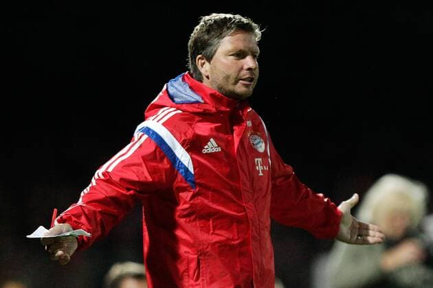 Fussball, Regionalliga Bayern, 1. FC Schweinfurt 05 - FC Bayern München II, v.li.: Jugendscout Michael Tarnat (FC Bayern München U23) gibt Anweisungen, gestikuliert, mit den Armen gestikulieren, gives instructions, gesticulate xfsx