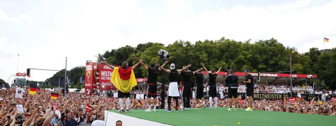 Berlin-Mitte: Fanfest auf der Straße des 17. Juni vor dem Brandenburger Tor anlässlich der FIFA Fußball WM 2014 in Brasilien. - Empfang der Weltmeister - Bastian Schweinsteiger, Benedikt Höwedes, Julian Draxler, Matthias Ginter, Kevin Großkreutz und Manuel Neuer
