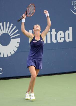 Magdalena Rybarikova (SVK) hebt die Arme und jubelt über ihren Sieg. Connecticut Open 2014, New Haven, United States.