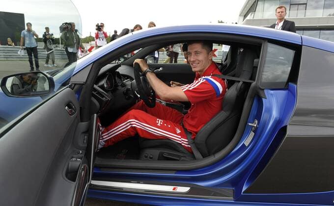 23.08.2014, Fussball 1.Bundesliga 2014 2015, Neuburg an der Donau, Spieler des FC Bayern München bekommen ihre AUDI-Dienstfahrzeuge überreicht und dürfen noch ein Fahrertraining in einem AUDI R8 auf einer Teststrecke absolvieren. Robert Lewandowski (Bayern München) am lenkrad des R8 V10. 