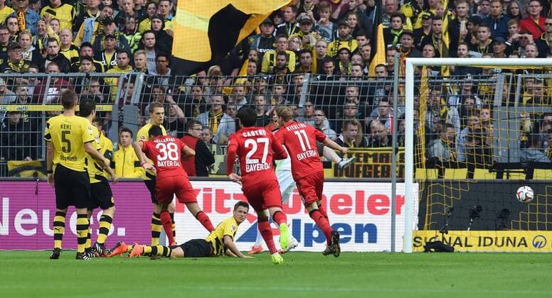 23.08.2014, Fussball, Saison 2014 15, 1. Bundesliga, 1. Spieltag, Borussia Dortmund - Bayer 04 Leverkusen Karim Bellarabi (Bayer 04 Leverkusen), 3. v.li., erzielt das Tor zum 0:1, Eric Durm (Borussia Dortmund), am Boden, ist entsetzt.