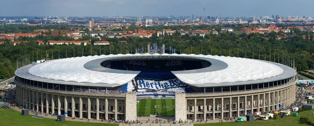 Fussball DFL 1.Bundesliga Berlin 23.08.2014 Olympiastadion Berlin Hertha BSC Fan Choreografie Ostkurve Hertha Logo