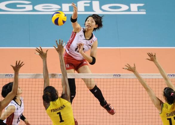 (140824) -- TOKYO, Aug. 24, 2014 -- Yuki Ishii (top) of Japan spikes the ball against Brazil during the final round match of FIVB Women s Volleyball World Grand Prix 2014 in Tokyo, Japan, Aug. 24, 2014. Brazil won 3-0 and won the first place of the tounament. ) (SP)JAPAN-TOKYO-VOLLEYBALL-FIVB WOMEN S WORLD GRAND PRIX Stringer 