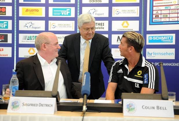 26.08.2014, xnrx, Fussball 1.Bundesliga Damen, 1.FFC Frankfurt Pressekonferenz, v.l. Manager Siegfried Dietrich (1.FFC Frankfurt), Klaus-Peter Müller (Aufsichtsratsvorsitzender Commerzbank AG), Trainer Colin Bell (1.FFC Frankfurt)