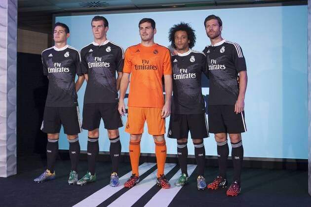 James Rodriguez, Gareth Bale, Iker Casillas, Marcelo and Xabi Alonso pose for the photographers during the presentation of the Real Madrid s new Champions League kit at the Santiago Bernabeu stadium in Madrid, Spain. May 26, 2013.  (2014082621046)