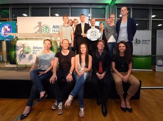 26.08.2014, xjhx, Fussball Allianz Frauenbundesliga Saisoneröffnungspressekonferenz 2014 2014, v.l. Bernd Heinemann (Allianz Marktmanagment), DFB Praesident Wolfgang Niersbach (Deutsche Fussball Bund) und die Spielerinnen der 12 Bundesligisten posieren für ein Gruppenfoto.