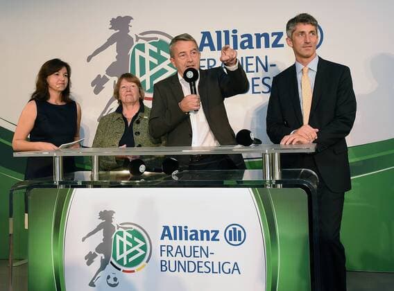26.08.2014, xjhx, Fussball Allianz Frauenbundesliga Saisoneröffnungspressekonferenz 2014 2014, v.l. DFB-Abteilungsleiterin Heike Ullrich, Vize Praesidentin Hannelore Ratzeburg (Vizepraesidentin für Frauen- und Mädchenfußball Deutscher Fussball Bund DFB), DFB Praesident Wolfgang Niersbach (Deutsche Fussball Bund), Bernd Heinemann (Allianz Marktmanagment)
