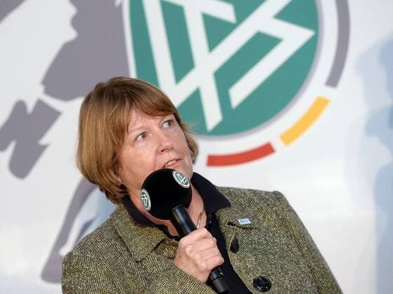 26.08.2014, xjhx, Fussball Allianz Frauenbundesliga Saisoneröffnungspressekonferenz 2014 2014, v.l. Vize Praesidentin Hannelore Ratzeburg (Vizepraesidentin für Frauen- und Mädchenfußball Deutscher Fussball Bund DFB)