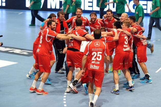 Jubel freude nach dem Sieg der MT; Johannes Sellin (MT Melsungen) (M, hinten) Handball --- 1. Bundesliga --- MT Melsungen vs HBW Balingen-Weilstetten --- 26.08.2014, EP_rsl