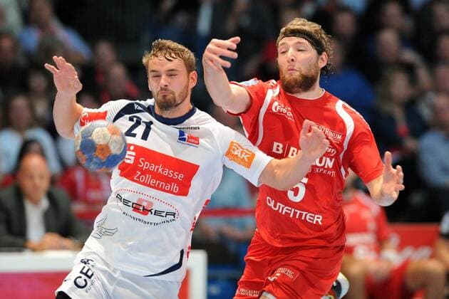 Kampf um den Ball zwischen Niklas Russ (HBW Balingen-Weilstetten) (L) und Johannes Sellin (MT Melsungen) Handball --- 1. Bundesliga --- MT Melsungen vs HBW Balingen-Weilstetten --- 26.08.2014, EP_rsl