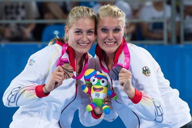 26.08.2014, Nanjing, Youth Olympic Sports Park Youth Olympic Games 2014, Siegerehrung 3. Platz Bronze Bronzemedaille: Lisa Arnholdt, Sarah Schneider (GER)