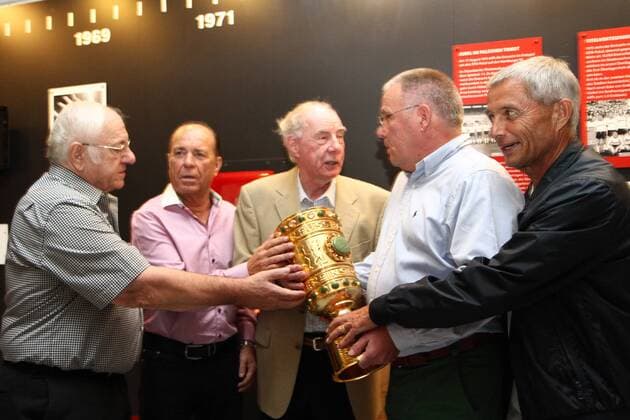 28.08.2014 Frankfurt, Commerzbankarena, Eintracht Frankfurt Museum Tradition zum Anfassen DFB-Pokalsieg vor 40 Jahren, am 17. August 1974, DFB-Pokal Die Pokalsieger Ex-Eintracht-Frankfurt-Profis Dr. Peter Kunter, Wolfgang Kraus, Trainer Dietrich Weise, Peter Reichel, Jürgen Kalb mit der Nachbildung des DFB-Pokals ,