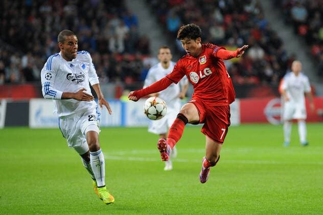 Heung Min Son ( rechts Bayer 04 Leverkusen ) im Zweikampf mit Mathias Jorgensen ( links FC Kopenhagen ) 27.08.2014 --- Fussball --- Champions League --- Bayer 04 Leverkusen vs FC Kopenhagen, EP_TTL