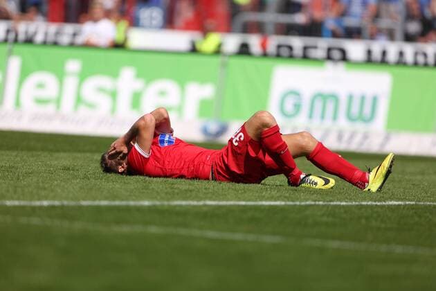 Florian Niederlechner (1.FC Heidenheim 1846 e.V.) am Boden, Hände vor dem Gesicht Karlsruher SC vs. 1.FC Heidenheim, Fussball, 2. Bundesliga, 30.08.2014 EP_Mbl