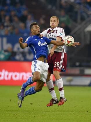 30.08.2014, Fussball 1.Bundesliga 2014 2015, 2.Spieltag, FC Schalke 04 - FC Bayern München, in der Veltins-Arena Auf Schalke. v.li: Eric Maxim Choupo-Moting (Schalke) gegen Holger Badstuber (München). 