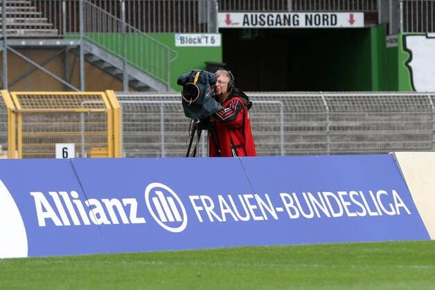 Fussball, Allianz Frauen-Bundesliga, VfL Wolfsburg - SC Freiburg, v.li.: Sondermotiv ALLIANZ Werbebande und TV, Fernsehen, Kamera, Kameramann xmrx