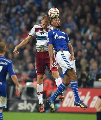 30.08.2014, Fussball, Saison 2014 15, 1. Bundesliga, 2. Spieltag, FC Schalke 04 - FC Bayern München 1:1 Eric Maxim Choupo Moting, Eric Maxim Choupo-Moting (FC Schalke 04), re., gegen Holger Badstuber (Bayern München)