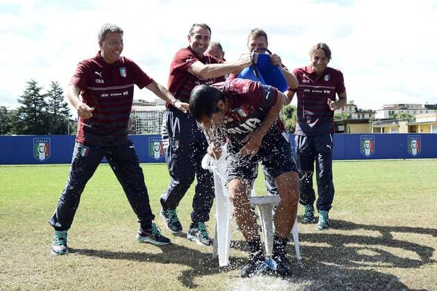 Coverciano (Fi) 01 09 2014 - Italienische Nationalmannschaft, Training: Antonio Conte ice bucket 