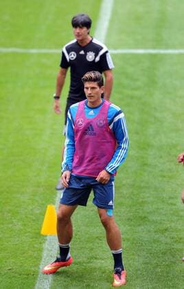 Training der Deutschen Nationalmannschaft in Düsseldorf 01.09.2014. Rückkehrer Mario Gomez, dahinter Bundestrainer Joachim Löw. HM