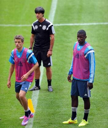 Training der Deutschen Nationalmannschaft in Düsseldorf 01.09.2014. Vorne: Thomas Müller (li.) und Antonio Rüdiger. Im Hintergrund Bundestrainer Joachim Löw. HM