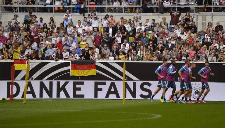 01.09.2014, Fussball Deutsche Nationalmannschaft, Öffentliches Training vor dem Spiel gegen Argentinien, in der ESPRIT-Arena Düsseldorf. 40000 Fans feiern die Weltmeister beim ersten Training auf deutschem Boden. Danke Fans, wir alle sind Weltmeister steht auf der Bande. 