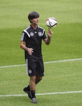 Düsseldorf, 01.09.2014, ESPRIT Arena Trainer Joachim Löw (Deutschland) balanciert den Ball auf seinem Finger Deutschland - Training mm
