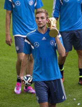 Düsseldorf, 01.09.2014, ESPRIT Arena Christoph Kramer (Deutschland) mit einer Kopie des WM Pokals Deutschland - Training mm
