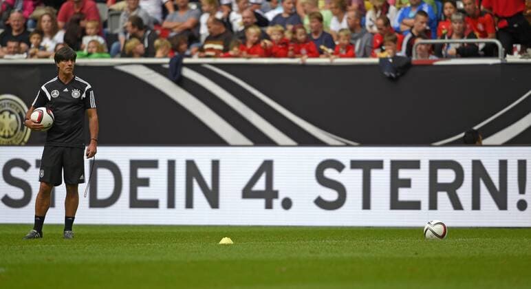 01.09.2014, Fussball Deutsche Nationalmannschaft, Öffentliches Training vor dem Spiel , in der ESPRIT-Arena Düsseldorf. Bundestrainer Joachim Löw (Deutschland) hat seinen 4.Stern 