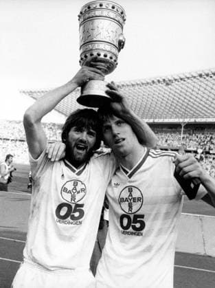 Bayer Uerdingen ist DFB-Pokalsieger 1985: Friedhelm (li.) und Wolfgang Funkel mit dem Pokal