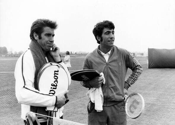 Davis Cup, BR Deutschland - Spanien in Düsseldorf: Manuel Orantes (li.) und Manuel Santana (beide Spanien)