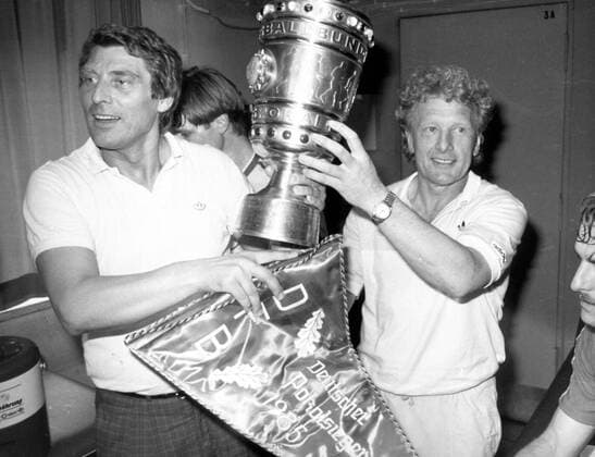 Bayer Uerdingen gewinnt den DFB-Pokal: Manager Reinhard Roder (li.) und Trainer Karl-Heinz Feldkamp mit dem Pokal in der Kabine