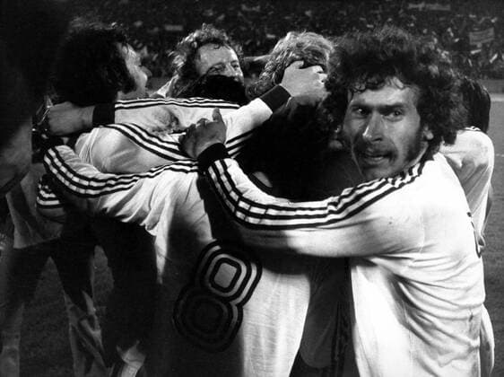 Europapokal der Landesmeister Finale (Wiederholungsspiel), FC Bayern München - Atletico Madrid in Brüssel: Jubelnde Bayern, re.: Paul Breitner