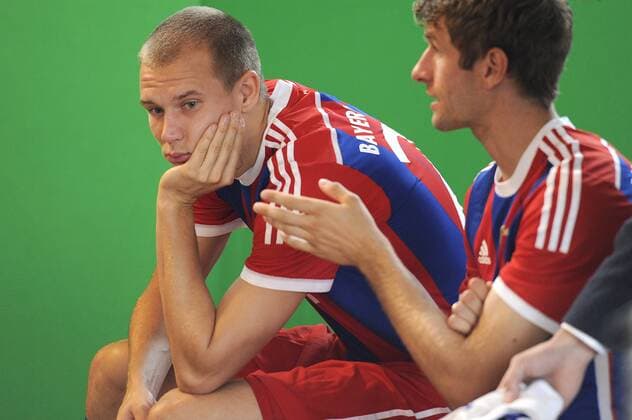 v.li:Holger BADSTUBER (Bayern München),ernst,nachdenklich,gelangweilt,Thomas MUELLER (MÜLLER,Bayern München). FC Bayern München-Paulaner Foto Shooting am 31.08.2014.