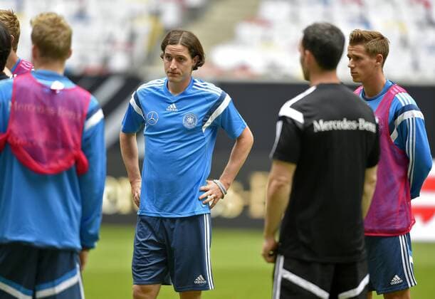 02.09.2014, Fussball Deutsche Nationalmannschaft, Training vor dem Spiel gegen Argentinien, in der ESPRIT-Arena Düsseldorf. Sebastian Rudy (mitte, Deutschland) nachdenklich. 